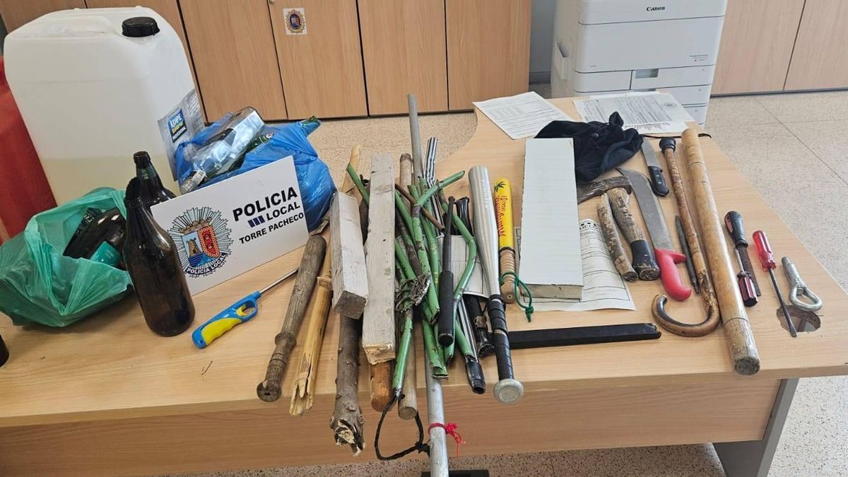 Cuchillos, botellas, destornilladores, palos y armas artesanales: material requisado por la Policía durante los altercados de Torre Pacheco.