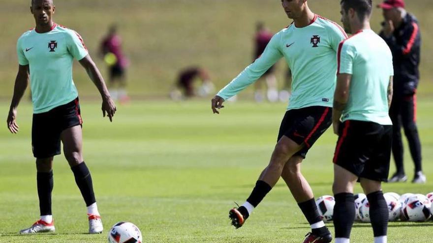 Ronaldo golpea el balón durante el entrenamiento de ayer. // Efe