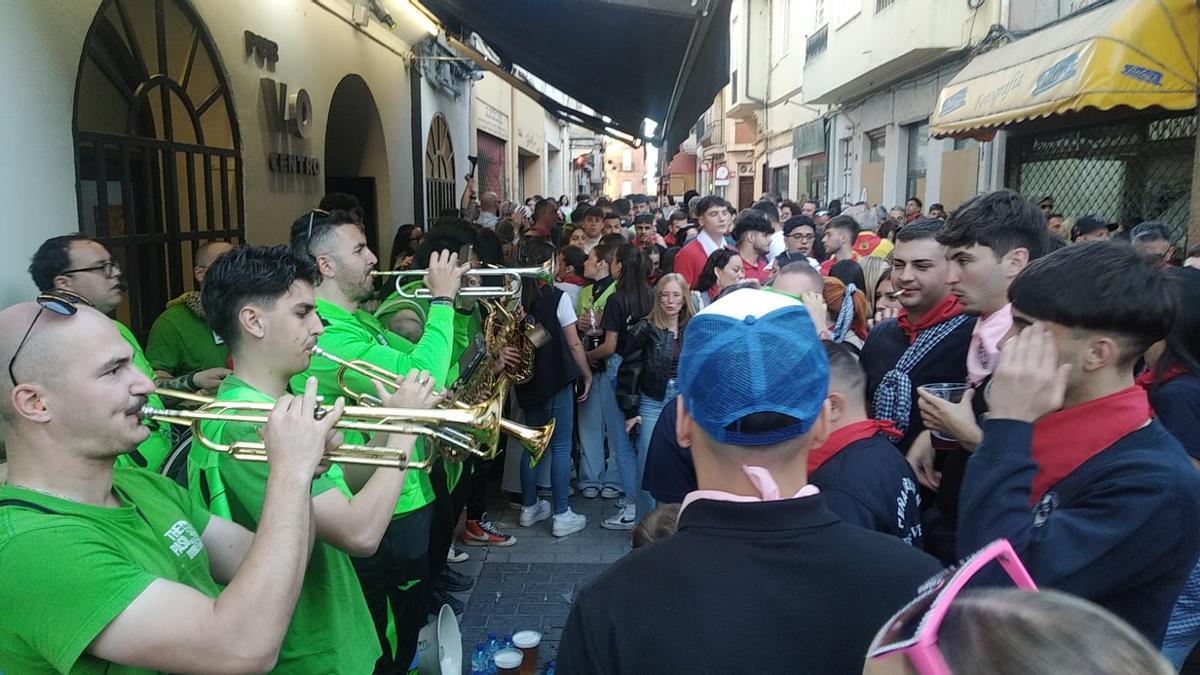 Peña Garrafón con la charanga.
