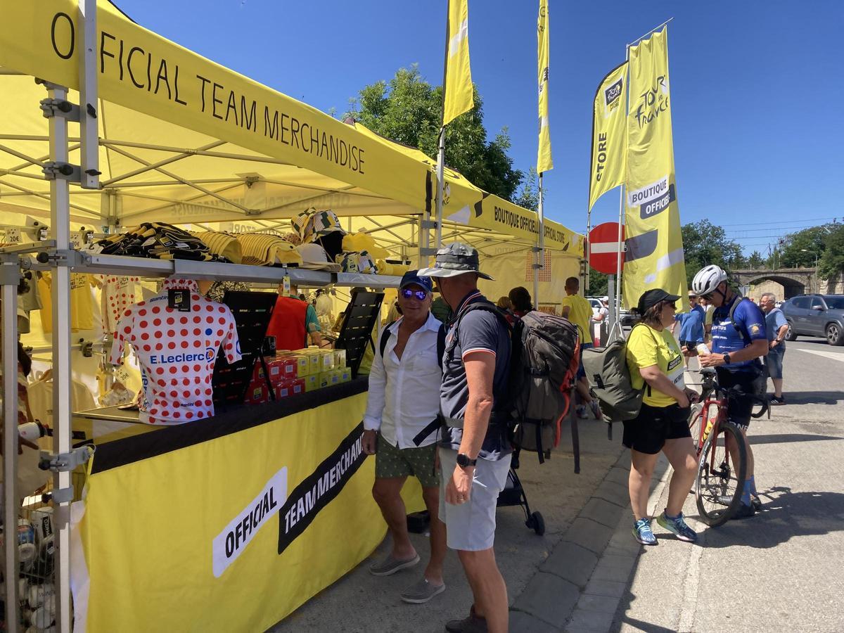 La botiga oficial del Tour amb aficionats a Puigcerdà