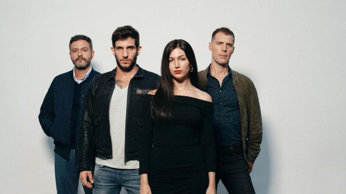 Imagen promocional del reparto de la serie El cuerpo en llamas de Netflix. Imagen promocional del reparto de la serie El cuerpo en llamas de Netflix.