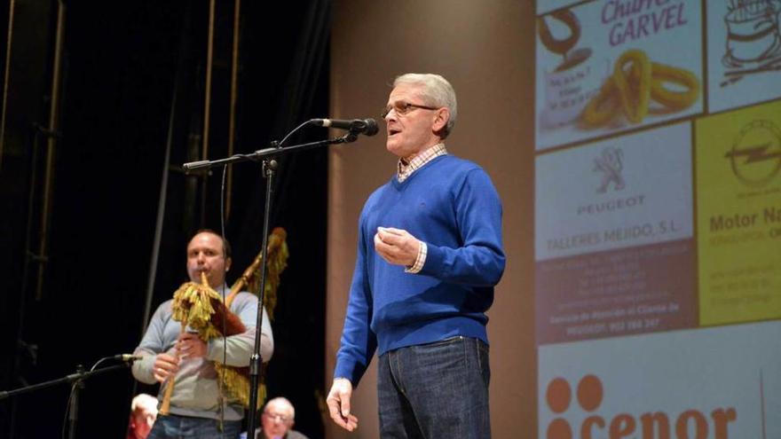 Antonio González, durante su actuación el pasado viernes en el teatro municipal de El Entrego.