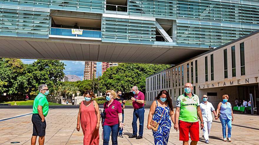 Miembros de un grupo de jubilados que hace viajes por su cuenta. 