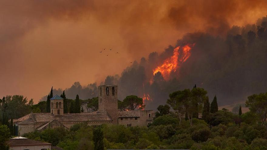 Navarcles queda confinada i el foc s&#039;aproxima al monestir de Sant Benet