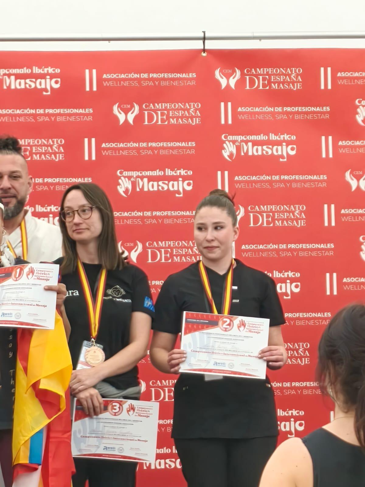 La masajista con su medalla de plata.