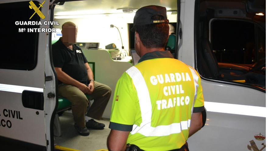 El detenido, custodiado Guardia Civil