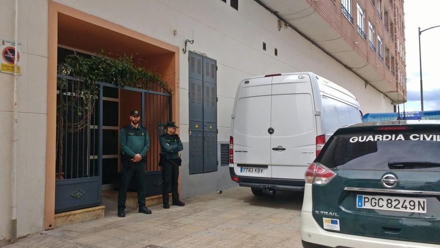 Agentes en la finca donde residía la joven con su pareja en Vinaròs