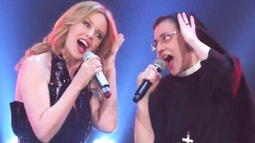 Sor Cristina canta con Kylie Minogue.