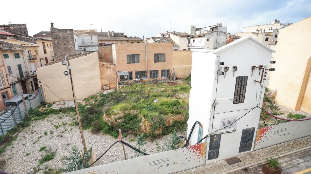 Imagen del espacio ubicado frente al teatro en el que se construirá una nueva plaza.