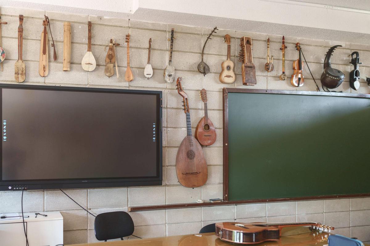 Instrumentos de distintos lugares del mundo forman parte del paisaje cotidiano del aula de Música de Las Josefinas.