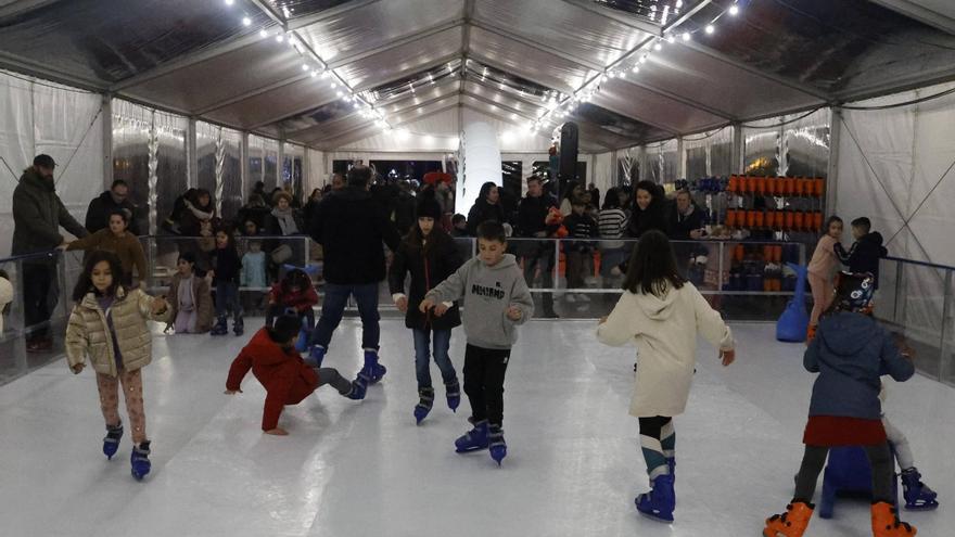 Santiago presume de pista de hielo: toda la información sobre esta opción de ocio en Navidad