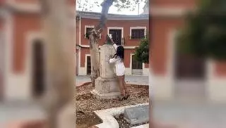 Una 'influencer' se hace viral por 'esconder' su ropa interior en rincones de Dénia y en supermercados