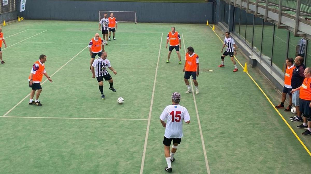 Jugadores disputan un partido en una de las canchas del torneo.