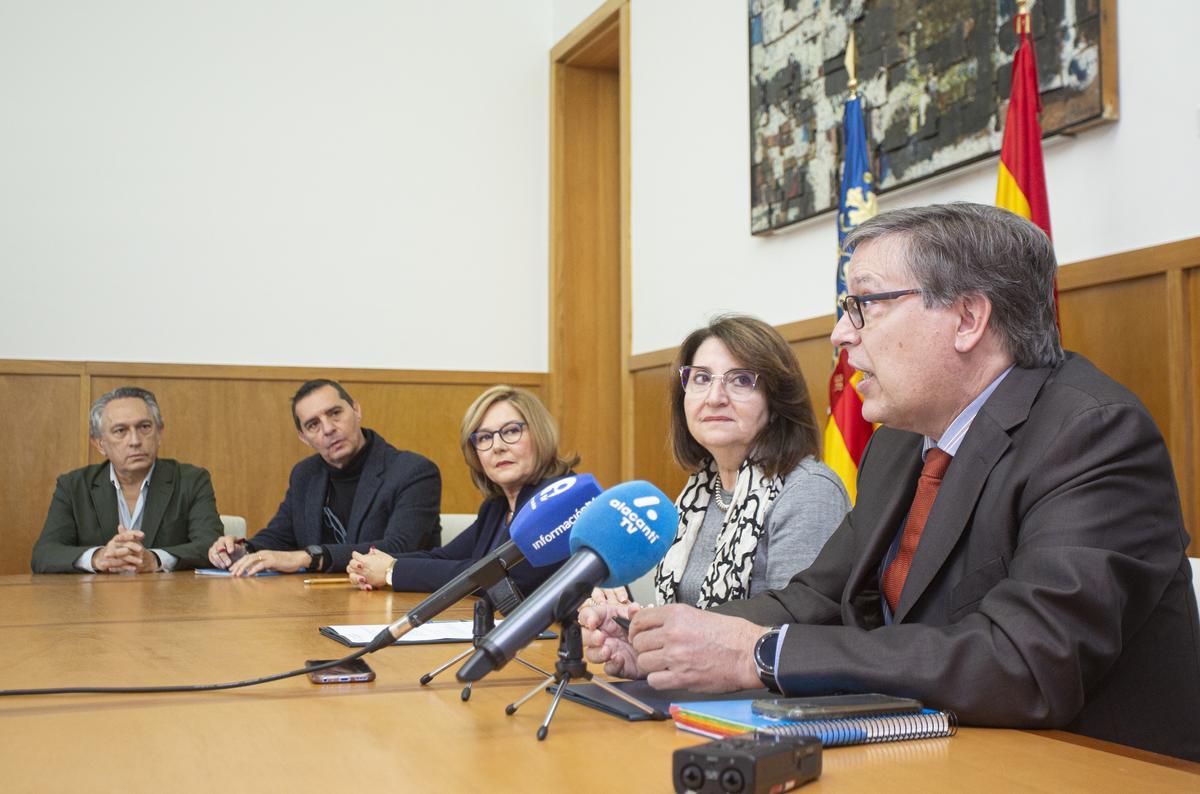 Javier Díez, director general de Aguas de Alicante, explica los objetivos de la Cátedra.