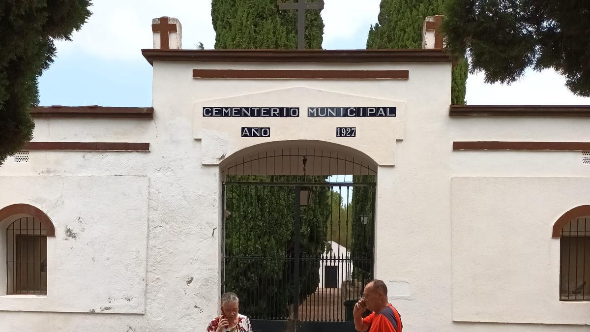 Juana Ávila con su marido buscando la cobertura en la puerta del cementerio de Suera durante los nueve días de aislamiento por la avería sin resolver de Vodafone.
