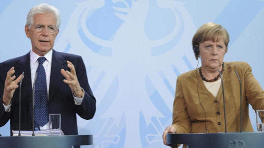 Mario Monti y Angela Merkel comparecen tras la reunión
