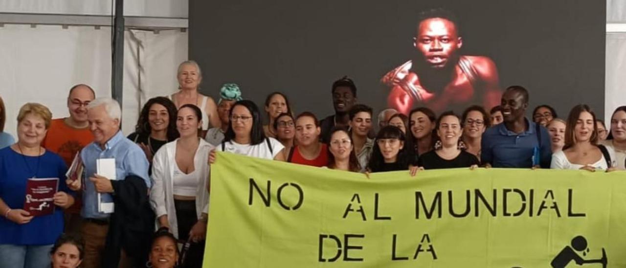 Una obra de teatro de solidaridad con los migrantes celebrada en octubre en el parque San Telmo, en la capital grancanaria, con la presencia de Carmelo Ramírez, segundo por la izquierda.