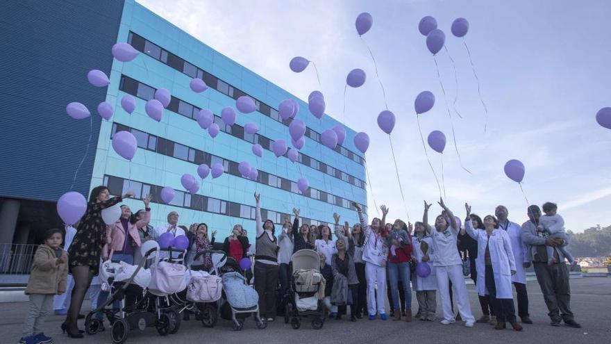 Soltado de globos en el Álvaro Cunqueiro. // Cristina Graña