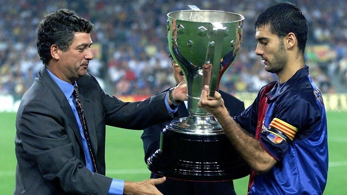 Pep Guardiola, capitán del FC Barcelona, se dispone a alzar el título de Liga de la temporada 1998/99