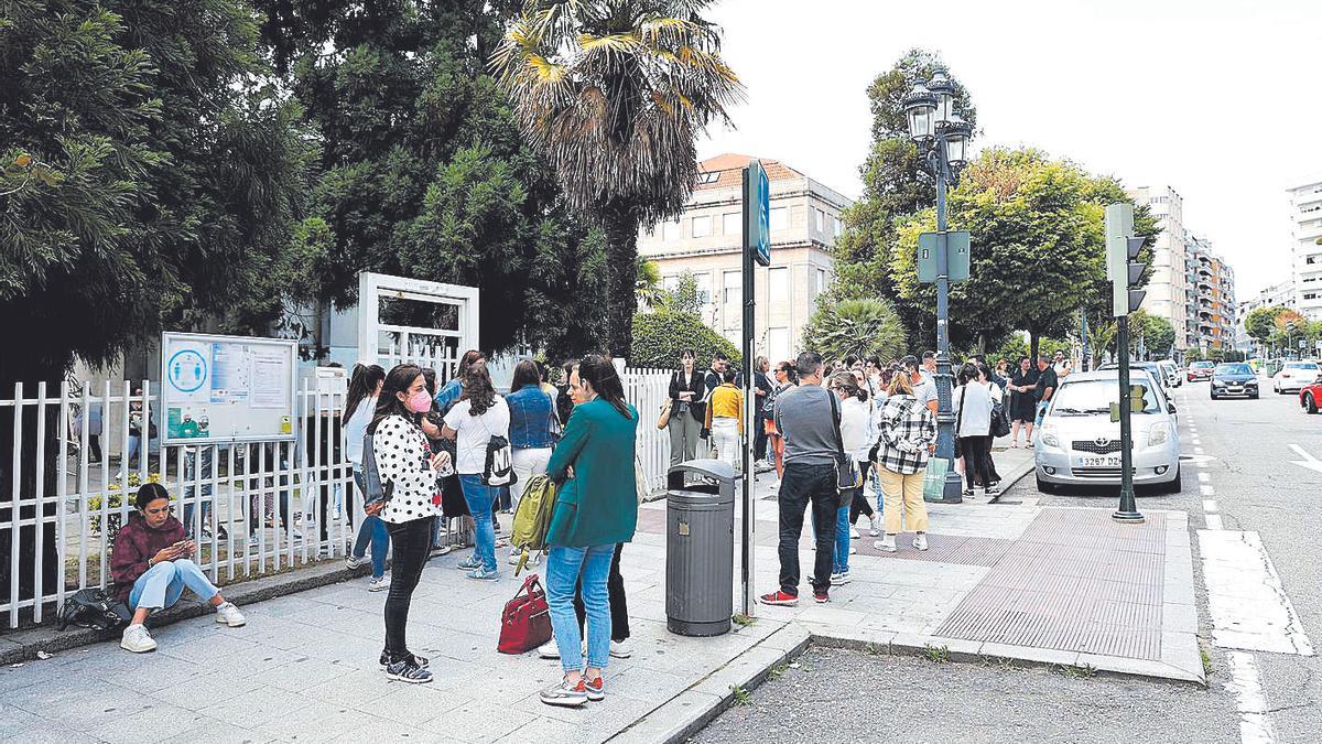 Opositores esperan en el exterior del instituto IES Torrecedeira, el año pasado