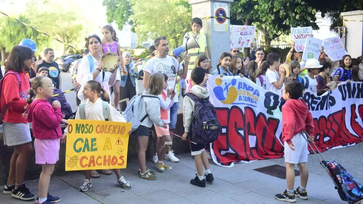 Familias del colegio de Prácticas retoman las manifestaciones