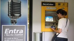 epons30638749 barcelona 07 08 2015   economia cajero de la caixa160202141335