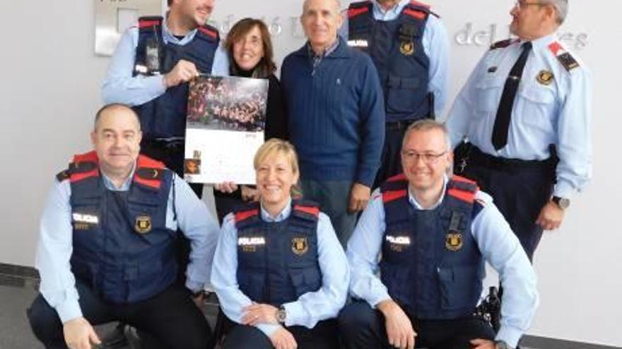 Mossos i representants de l&#039;AFABBS, ahir després de la presentació