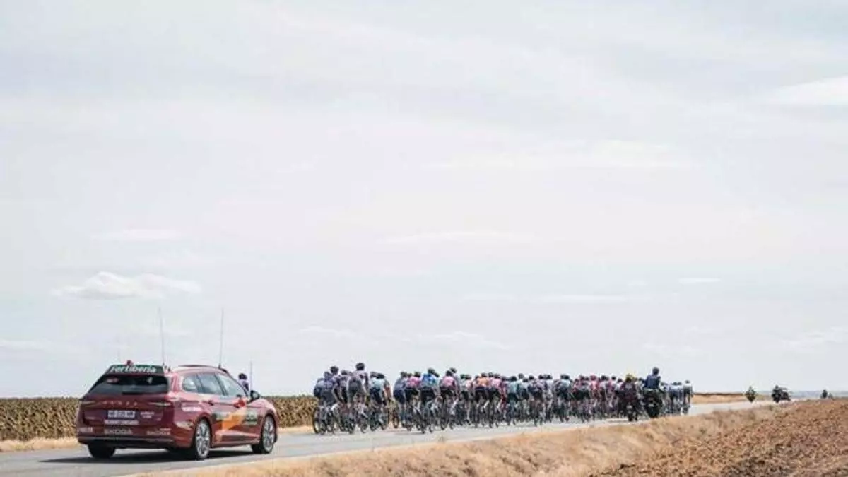 koda desvela los coches oficiales que acompañarán al pelotón en La Vuelta 2026