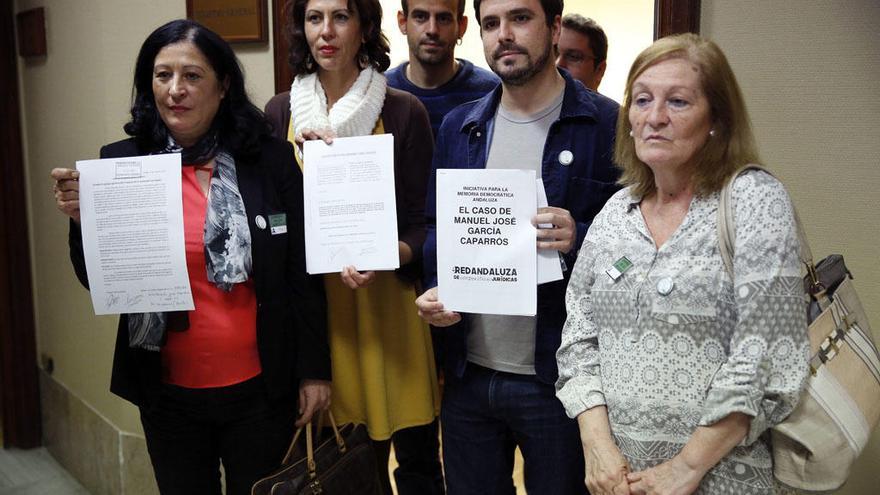 Alberto Garzón, con familiares de Manuel García Caparrós, en el Congreso.