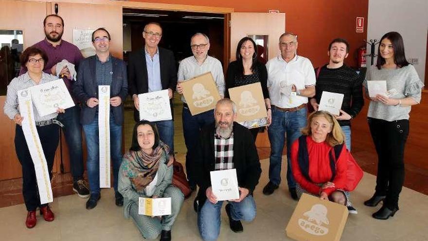 Representantes dos concellos adheridos onte en Nigrán ao programa Apego, coas caixas de benvida. // Marta G. Brea