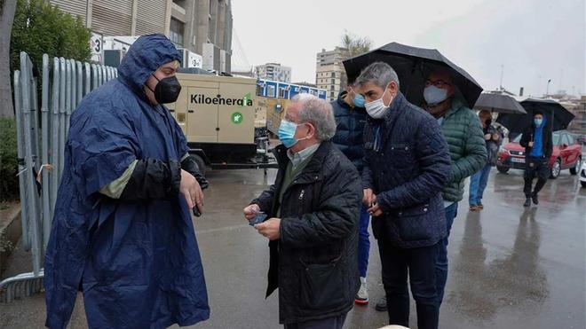 La jornada electoral en Barcelona arrancó con lluvia