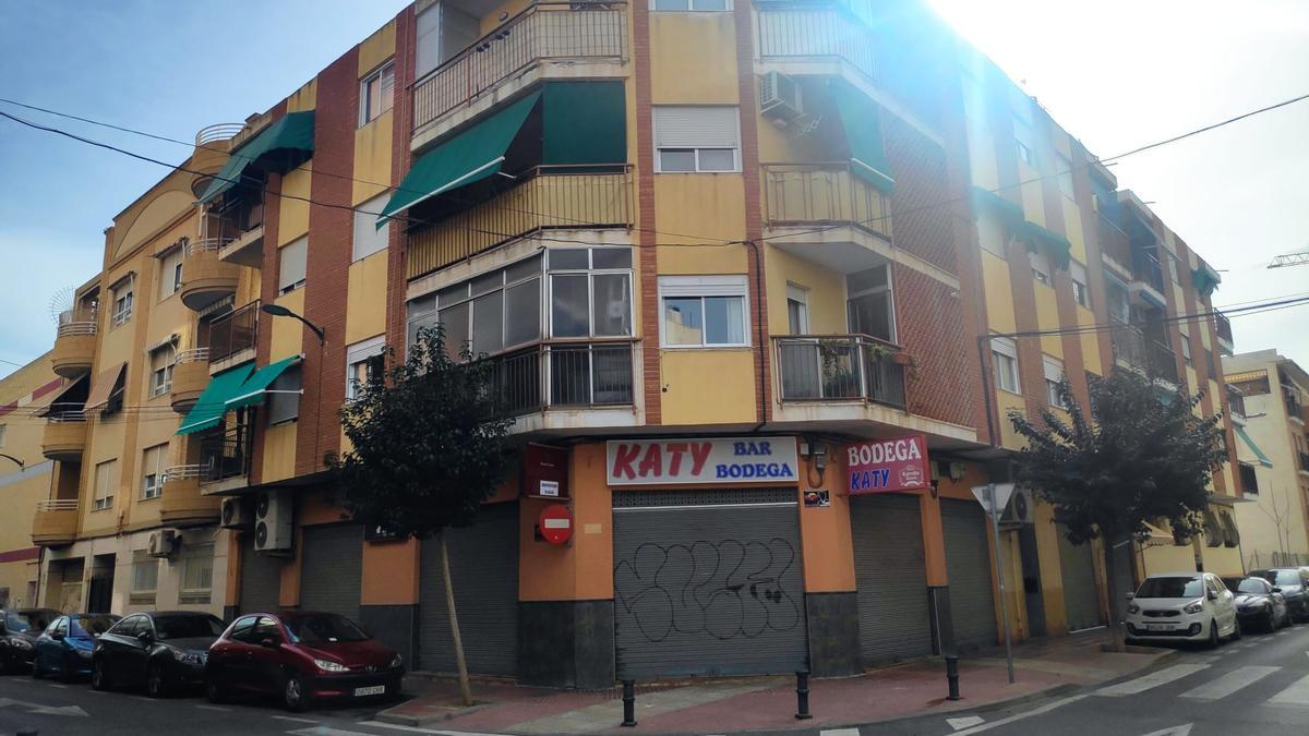 Fachada del ya cerrado, Bar Bodega Katy, ubicado en la calle Méndez Núñez, esquina con la calle de Gabriel Miró, en San Vicente del Raspeig