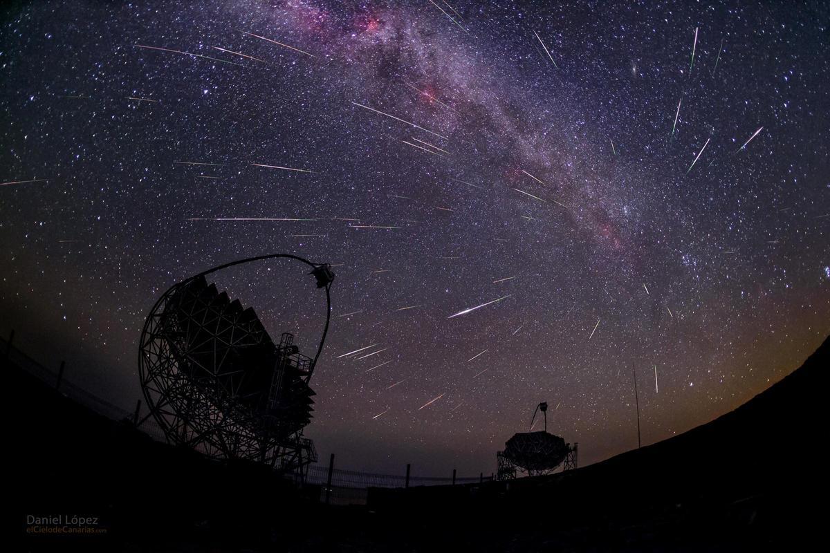 Lluvia de Perseidas vista desde el Observatorio del Roque de Los Muchachos, en La Palma.