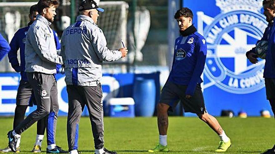 Beto da Silva, a la derecha junto a Christian, atiende a las explicaciones de Luis César durante el entrenamiento de ayer.