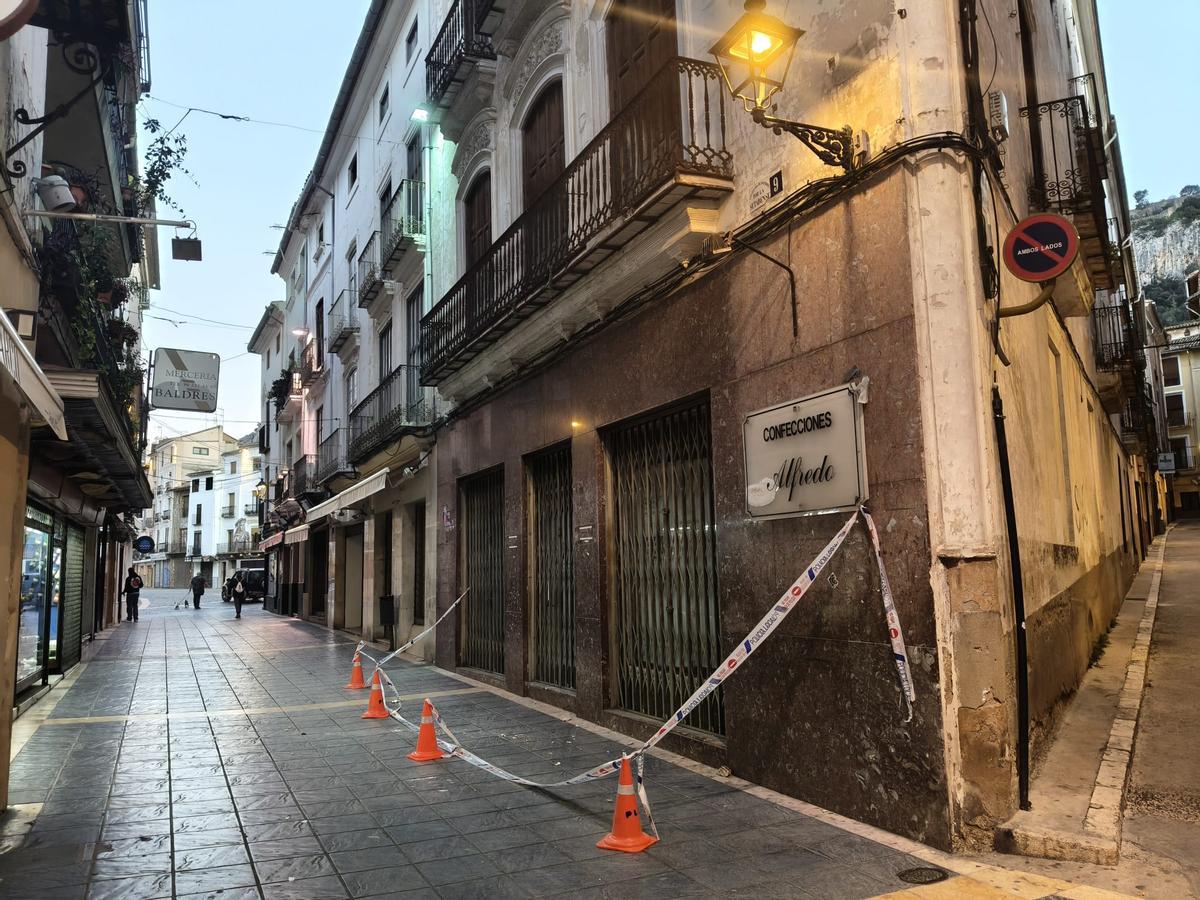 La parte baja de la fachada ha sido balizada por la Policía Local de Xàtiva.