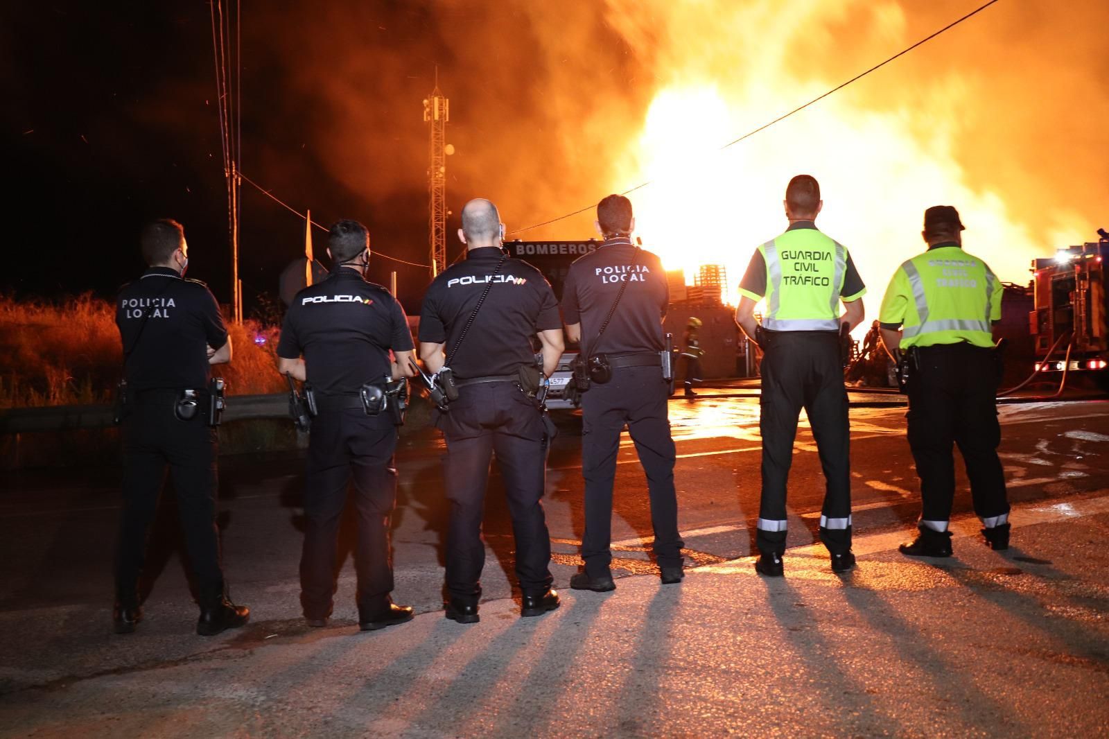 Arde una empresa de palets de madera en la Cañada del Fenollar