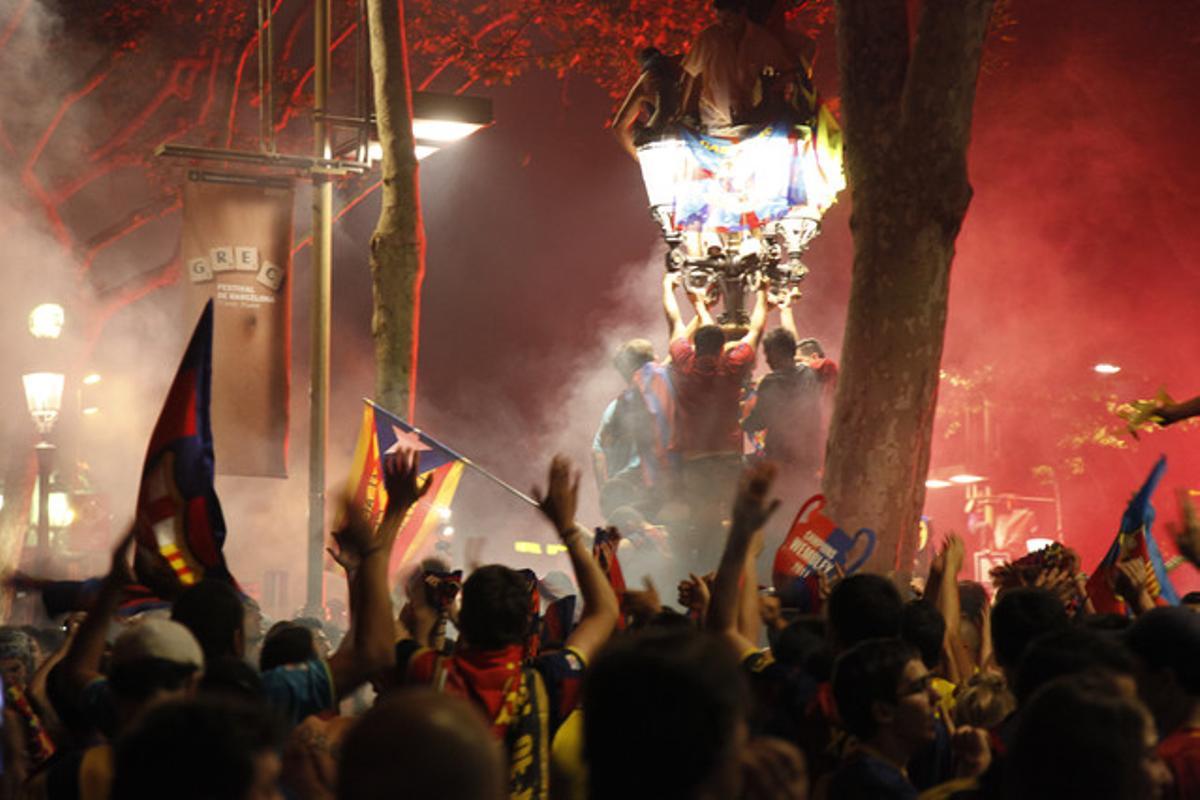 La afición celebra la victoria en Canaletes.