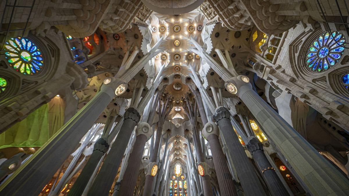 Dos colosales figuras de mármol griego de Thasos, el más blanco del mundo, aguardan a los pies del templo de la Sagrada Família para ser alzadas en octubre a la cima de las torres dedicadas a los evangelistas Juan y Mateo, la primera, como marca la tradición cristiana, un águila, y la segunda, con un esculpido que a veces confunde incluso a los más creyentes, con el aspecto de un hombre alado, sin que eso sea exactamente un ángel.