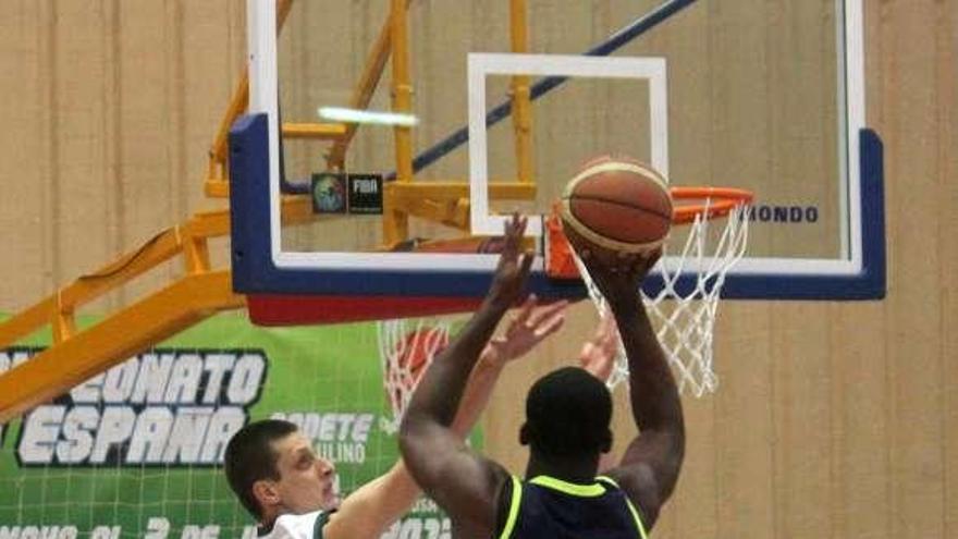 Un momento del partido entre el Real Madrid y Unicaja. // Santos Álvarez