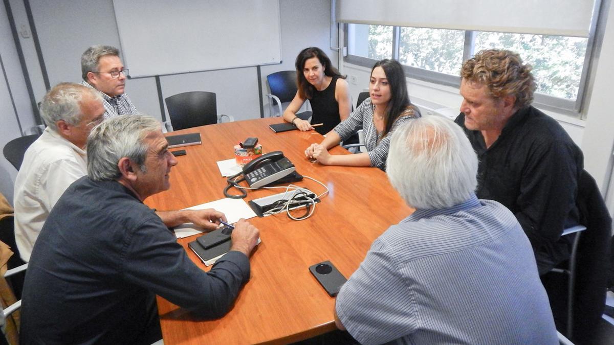 El teniente de alcalde de Servicios Generales y Gobierno Abierto de Terrassa, Alfredo Vega, y la concejal de Transparencia de Sabadell, Elena Hinojo, reunidos en el Ayuntamiento de Terrassa.