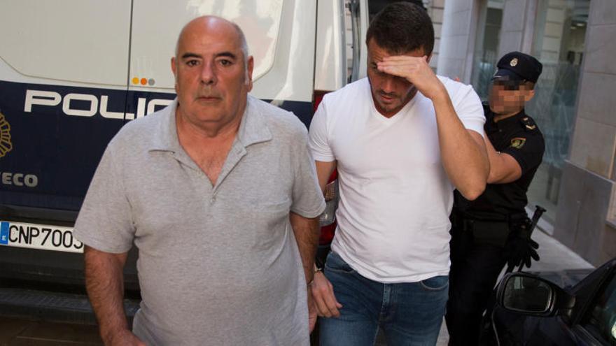 Dos de los cuatro acusados que fueron juzgados ayer en la Audiencia de Alicante.