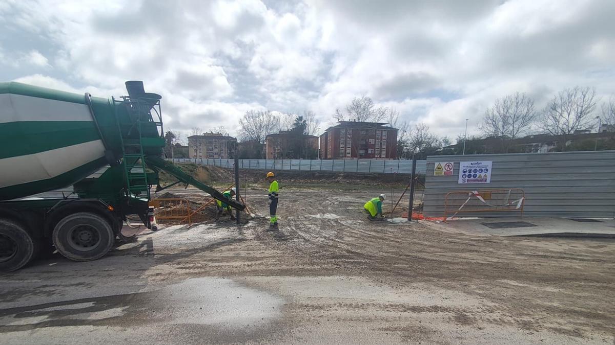 Obras del nuevo Mercadona de Lucena en la avenida de la Infancia.