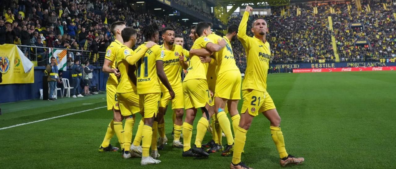 Los jugadores del Villarreal celebran el segundo tanto del Villarreal ante el Real Madrid.