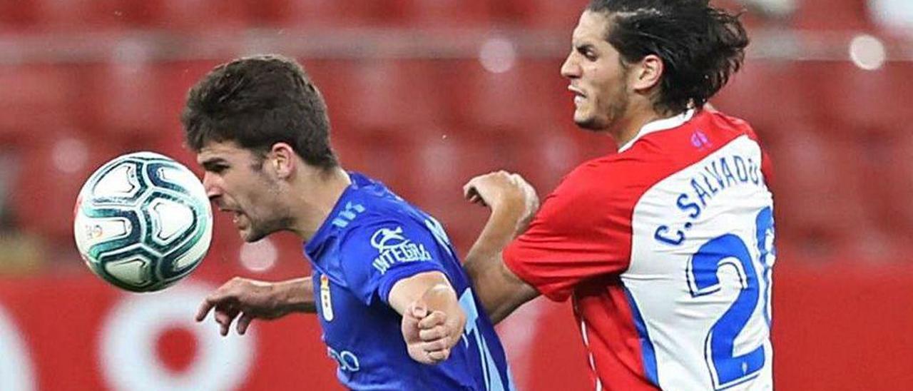 Jimmy protege el balón ante Cristian Salvador.