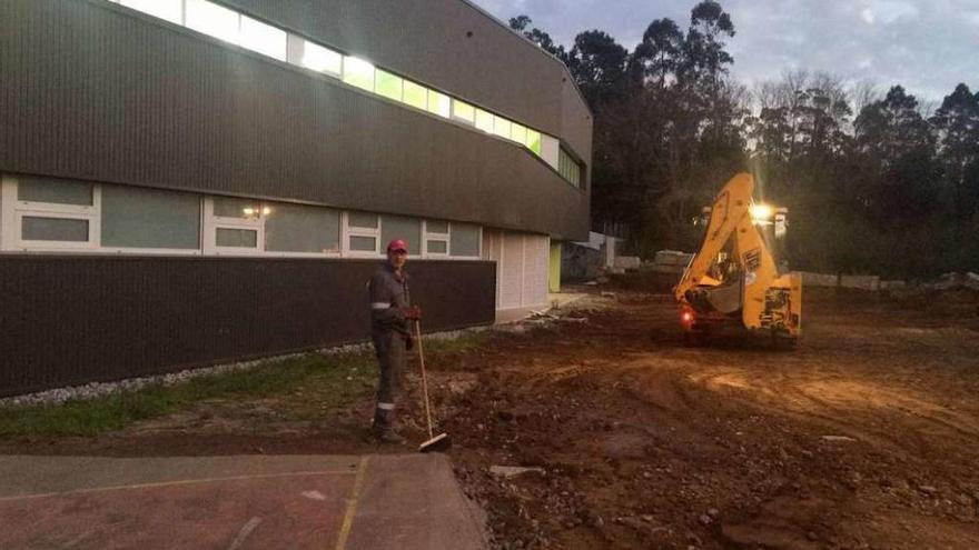 El adecentamiento del terreno en el entorno del nuevo pabellón de Monte da Vila, ayer. // Muñiz
