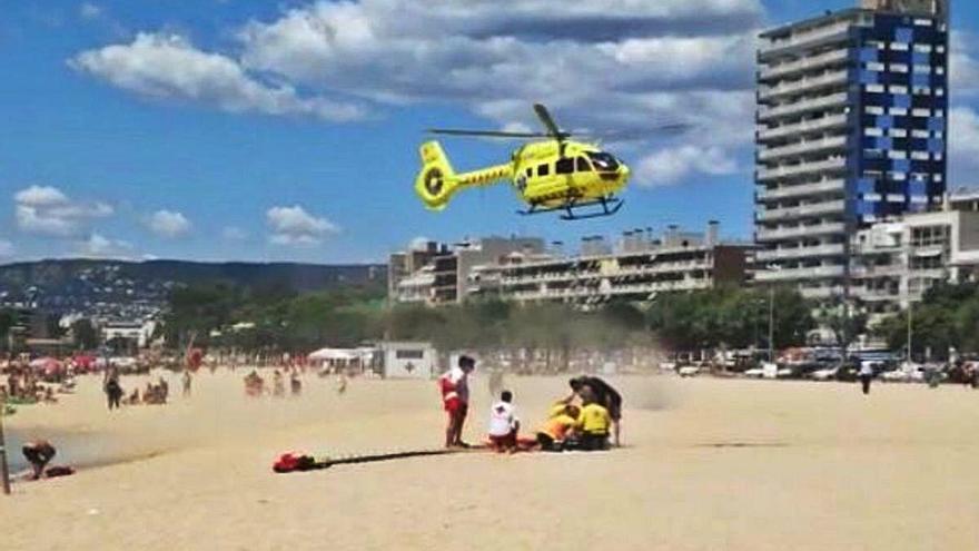 L&#039;helicòpter del SEM aterra a Palamós per atendre un ofegament.