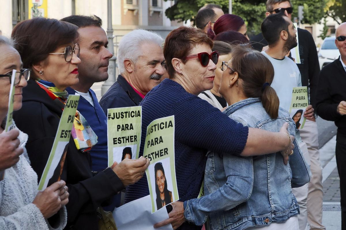 Concentración de familiares y allegados de Esther López ante los juzgados