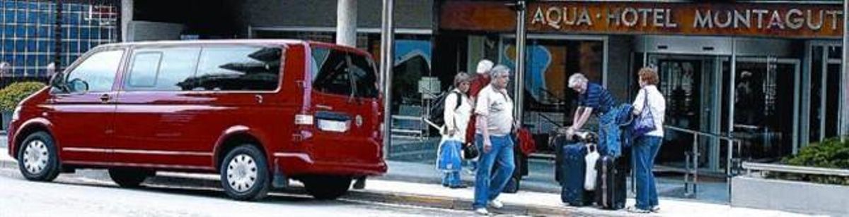 Una furgoneta descarrega un grup de turistes procedents de l’aeroport de Girona, fa uns dies a Malgrat. Una furgoneta descarrega un grup de turistes procedents de l’aeroport de Girona, fa uns dies a Malgrat.