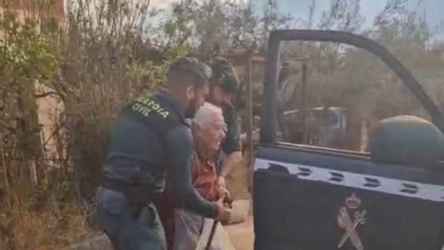 Video: Evacúan a una mujer de 90 años por el incendio de Fanzara
