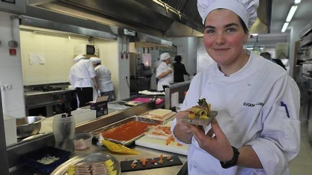 Eugenia Lorente, en las cocinas del IES Cap de l'Aljub.